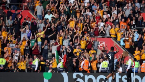 El delantero mexicano ya ha conseguido anotar con el Wolverhampton