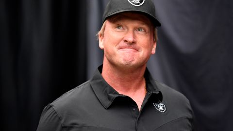 Jon Gruden dejó de ser el entrenador de los Raiders de Las Vegas la noche del lunes.