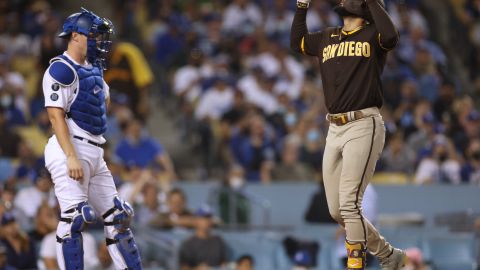 Fernando Tatis Jr. llega al home tras su bombazo del 30 de septiembre de 2021 en Los Ángeles.