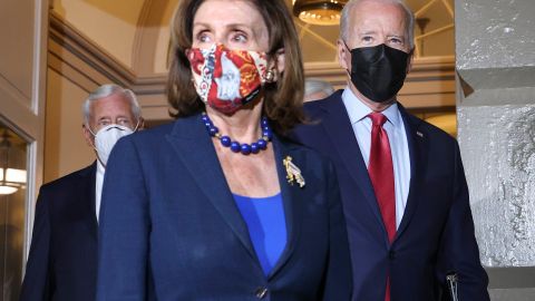 Nancy Pelosi acompañó a Biden en la reunión con los demócratas de la Cámara Baja.