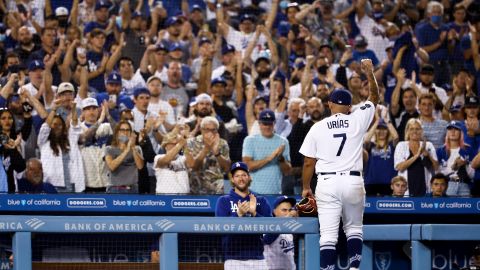 Julio Urías es ovacionado en Dodger Stadium al salir del juego en el 7o. inning el 2 de octubre de 2021.