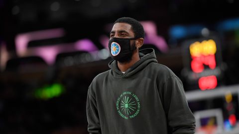 El base de los Nets, Kyrie Irving se niega a ser vacunado.