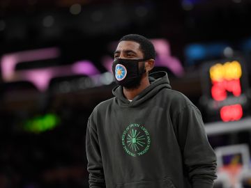 El base de los Nets, Kyrie Irving se niega a ser vacunado.
