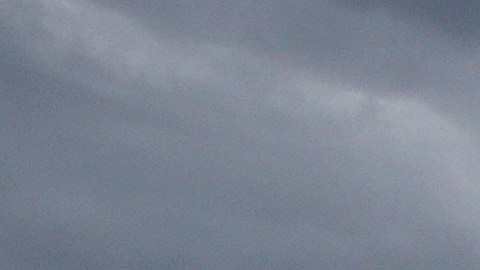 Las lluvias y las tormentas eléctricas se deben a un frente frío que proviene del Pacífico que se mueve hasta las Montañas Rocosas.