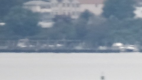 Contenedores de barcos de carga apilados en un puerto estadounidense.