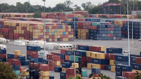 Contenedores de barcos de carga apilados en un puerto estadounidense.