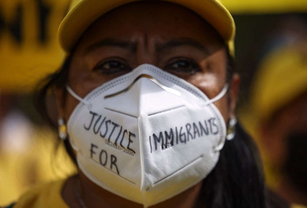 Activistas exigen al Congreso reformas para proteger a indocumentados.