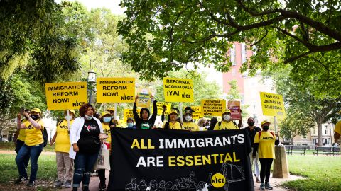 Activistas mantienen el reclamo de una reforma migratoria justa..