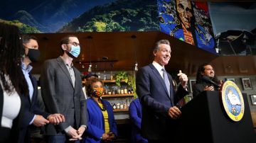 El gobernador Newsom firmó una ley de recuperación económica que ayudará a los bares y restaurantes