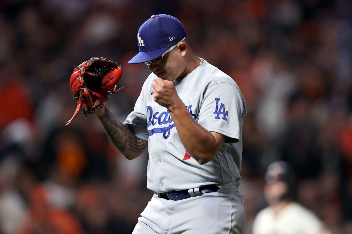 Historical: Julio Urías is the youngest pitcher to win in the Playoffs