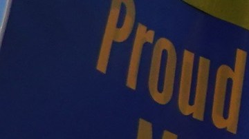 Trabajadores protestan frente a John Deere Harvester Works el 14 de octubre de 2021 en East Moline, Illinois.