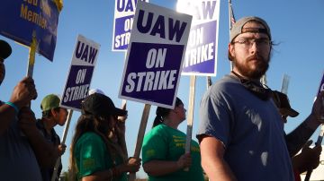 Trabajadores protestan frente a John Deere Harvester Works el 14 de octubre de 2021 en East Moline, Illinois.