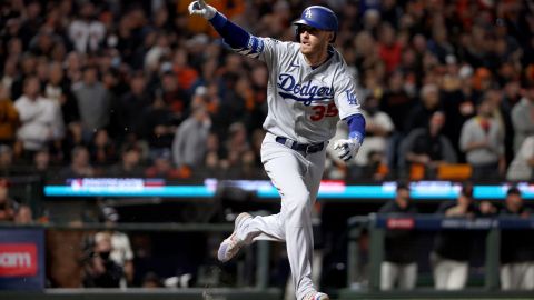 Cody Bellinger reacciona tras batear el hit de la ventaja de los Dodgers en el 9o. inning.