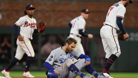 Chris Taylor, de los Dodgers, reacciona tras ser puesto out en un mal corrido de bases en la 9a. entrada.