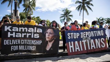 Activistas piden a la vicepresidenta Kamala Harris tome acción por los inmigrantes.