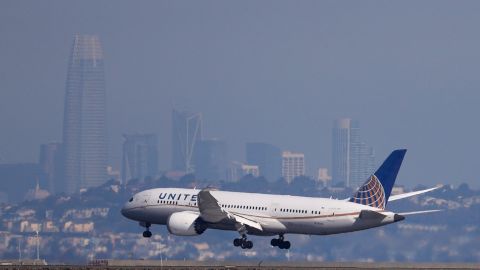 United Airlines afirma que los pilotos que no se han vacunado le cuestan a la compañía casi $3 millones de dólares al mes-GettyImages-1347541537.jpeg