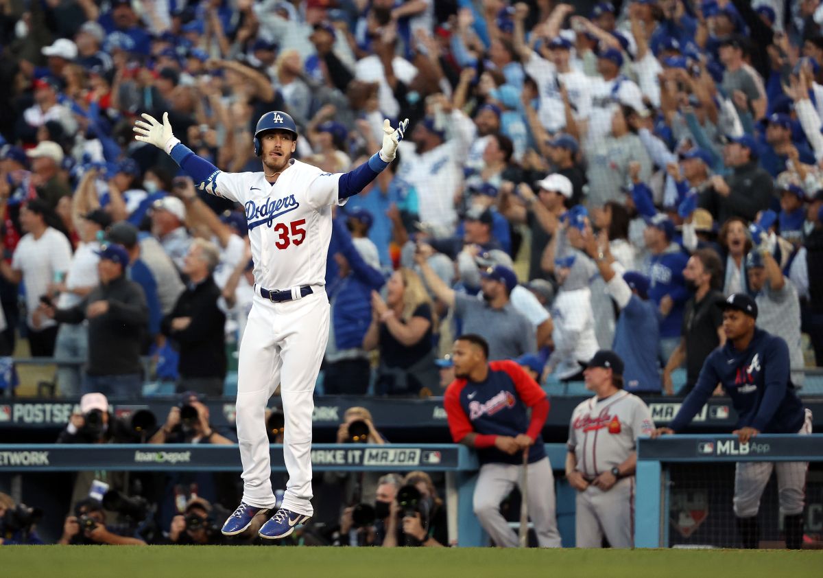 Cody Bellinger eufórico tras batear jonrón de tres carreras en la octava entrada para los Dodgers.