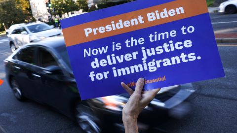 Activistas presionan al presidente Joe Biden para que proteja a indocumentados, como prometió en campaña.