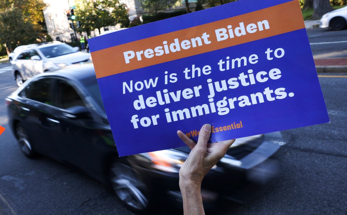 Activistas presionan al presidente Joe Biden para que proteja a indocumentados, como prometió en campaña.