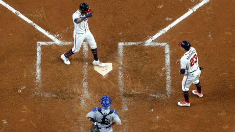 Eddie Rosario llega al home tras batear jonrón de tres carreras para los Braves en la cuarta entrada del juego 6.