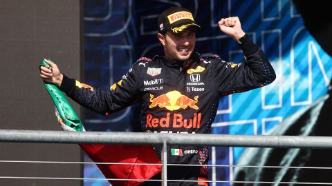 "Checo" Pérez acompañó a Verstappen en el podio del GP de Austin.