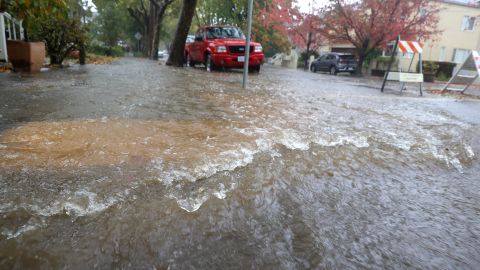 A pesar de que se prevé que el mal clima dure hasta mediados de la semana, hay otras dos tormentas en vía a la costa Oeste del país.