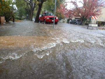 A pesar de que se prevé que el mal clima dure hasta mediados de la semana, hay otras dos tormentas en vía a la costa Oeste del país.