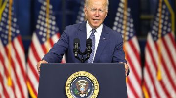 El presidente Biden mantiene su respaldo de un camino a la ciudadanía para indocumentados.