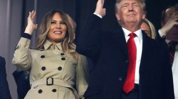 Donald Trump y su esposa Melania Trump, hicieron el famoso "Chop" para apoyar a los Bravos. (Foto: Elsa/Getty Images)
