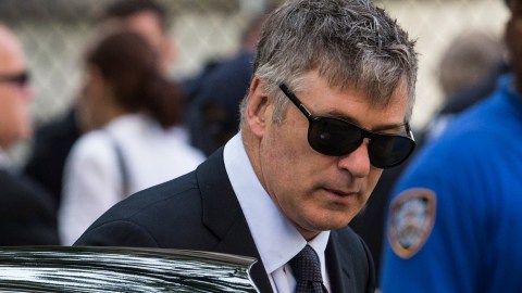 Alec Baldwin usando lentes de sol