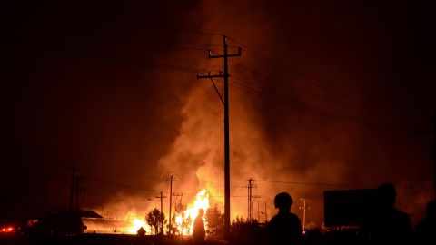 Rescatan a perrito atrapado bajo piedras tras explosión de toma clandestina en Puebla