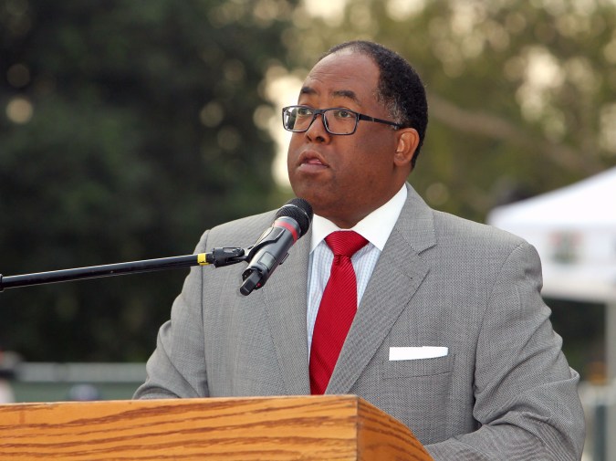 Mark Ridley-Thomas quedó en "shock" al escuchar las acusaciones en su contra, dijo su abogado.