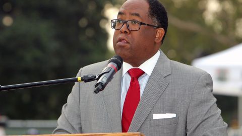 Mark Ridley-Thomas quedó en "shock" al escuchar las acusaciones en su contra, dijo su abogado.