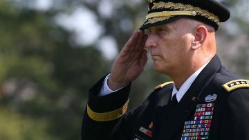 El general Ray Odierno saluda durante su ceremonia de jubilación el 14 de agosto de 2015 en Arlington, Virginia.