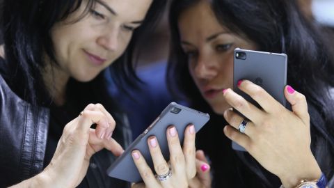 BERLIN, GERMANY - SEPTEMBER 04: Visitors try out the Honor 7 smartphone at the Huawei stand at the 2015 IFA consumer electronics and appliances trade fair on September 4, 2015 in Berlin, Germany. The 2015 IFA will be open to the public from September 4-9. (Photo by Sean Gallup/Getty Images)