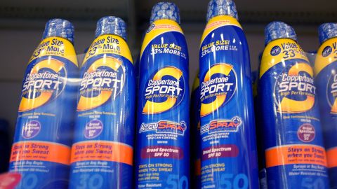 Coppertone retira 5 sprays de protección solar por una sustancia cancerígena-GettyImages-488434445.jpeg