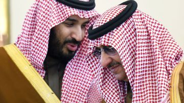 Principe Mohammed bin Salman junto a uno de los jeques y ministros de Arabia Saudita