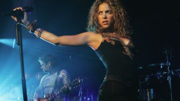 Shakira paró el tráfico al salir de casa en sostén