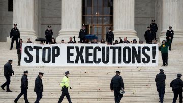 Protesta contra la pena de muerte ante la Corte Suprema el 17 de enero de 2017, en Washington, DC.