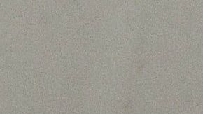 Un trabajador se ocupa de una planta de cannabis, en un dispensario de marihuana medicinal en Los Ángeles, CA.