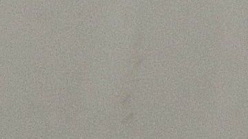 Un trabajador se ocupa de una planta de cannabis, en un dispensario de marihuana medicinal en Los Ángeles, CA.