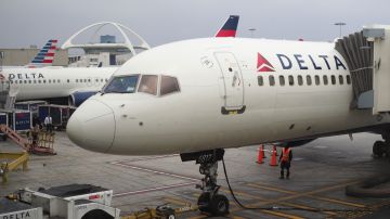 La policía detuvo a un pasajero de Delta tras una pelea con un compañero durante el embarque que retrasó el vuelo por más de 30 minutos-GettyImages-678731426.jpg