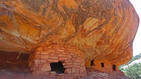 Graneros antiguos en el South Fork de Mule Canyon en el Monumento Nacional Bears Ears.