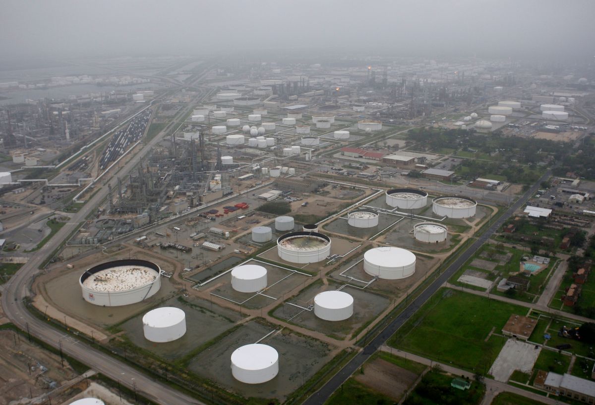 VIDEO: An oil leak occurred at a refinery in Texas