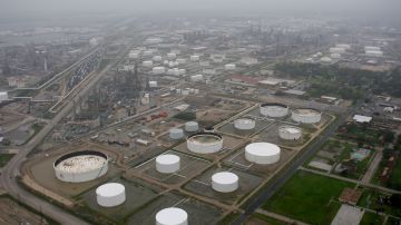 VIDEO: Se produjo una fuga de petróleo en una refinería en Texas