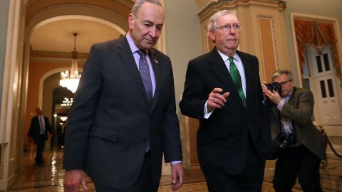 El líder de la mayoría en el Senado, Chuck Schumer, y el de la minoría, Mitch McConnell.