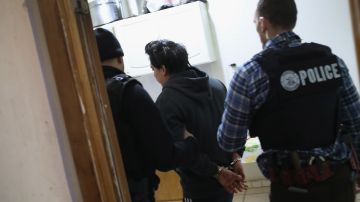ICE disminuyó notablemente la cantidad de inmigrantes arrestados en este año.