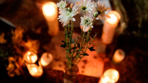 TOPSHOT - Students carry candles during a protest demanding Nicaraguan President Daniel Ortega and his wife, Vice President Rosario Murillo to step down, in Managua on April 27, 2018. (Photo by INTI OCON / AFP) (Photo credit should read INTI OCON/AFP via Getty Images)