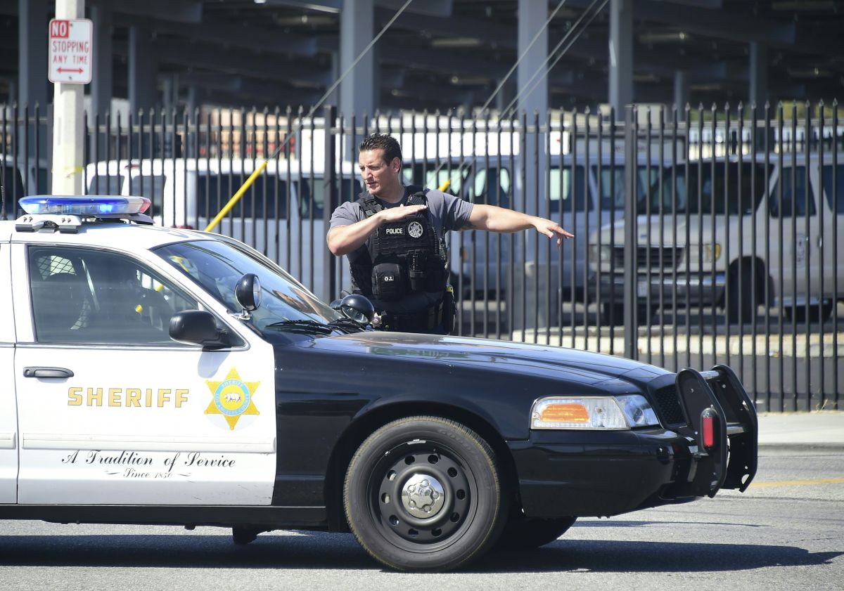 Los alguaciles buscan a las personas involucradas en el tiroteo en Compton.