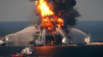 Incendio en barco de carga genera alarma por nube tóxica en costa de Canadá